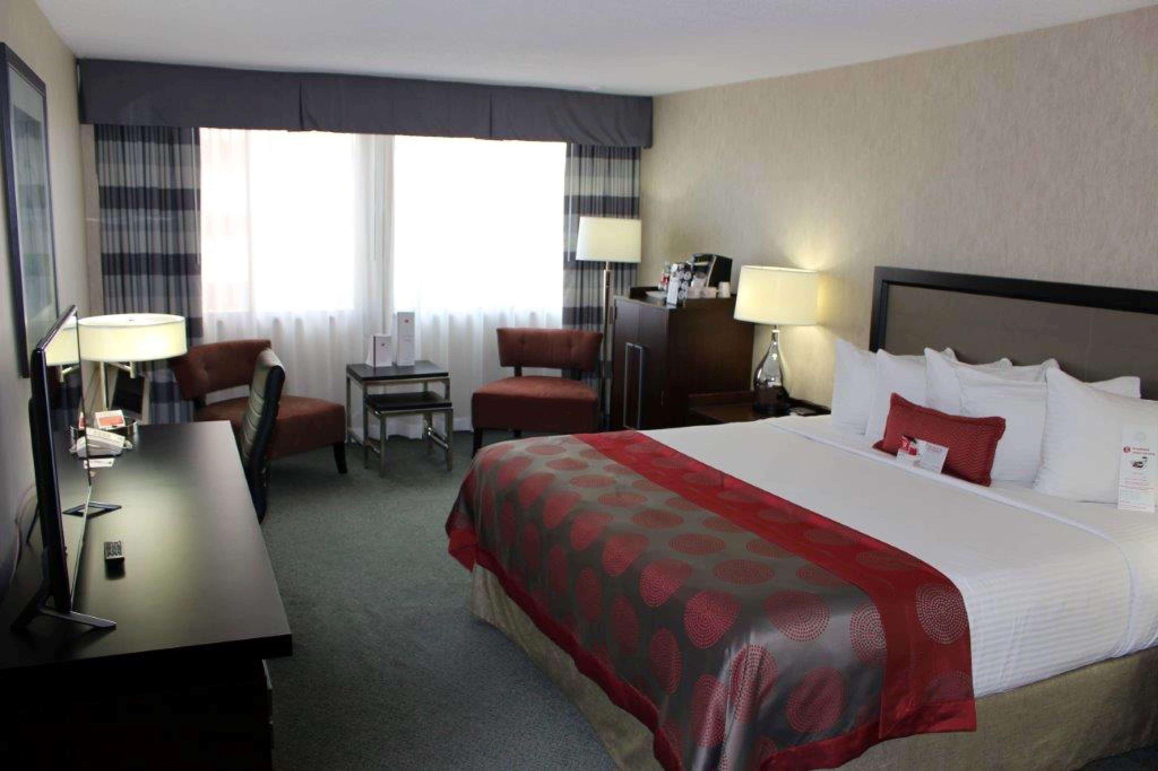 Отель Ramada Plaza By Wyndham Regina Downtown Экстерьер фото