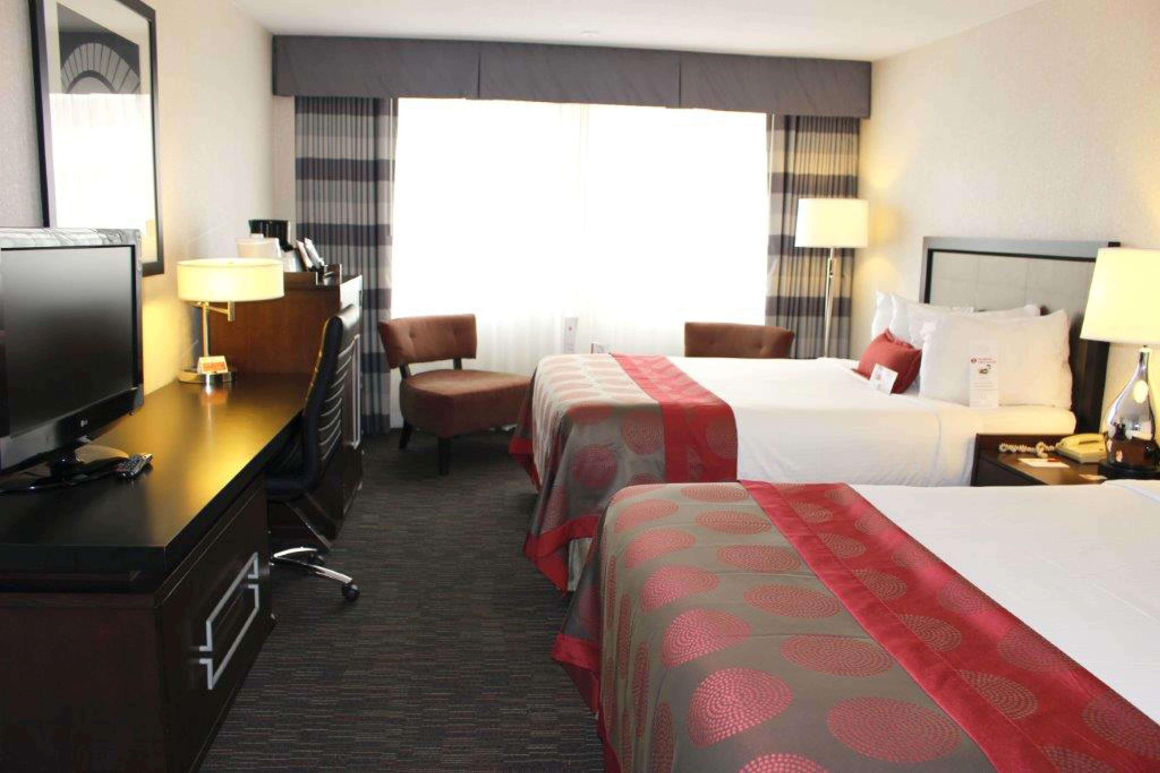 Отель Ramada Plaza By Wyndham Regina Downtown Экстерьер фото
