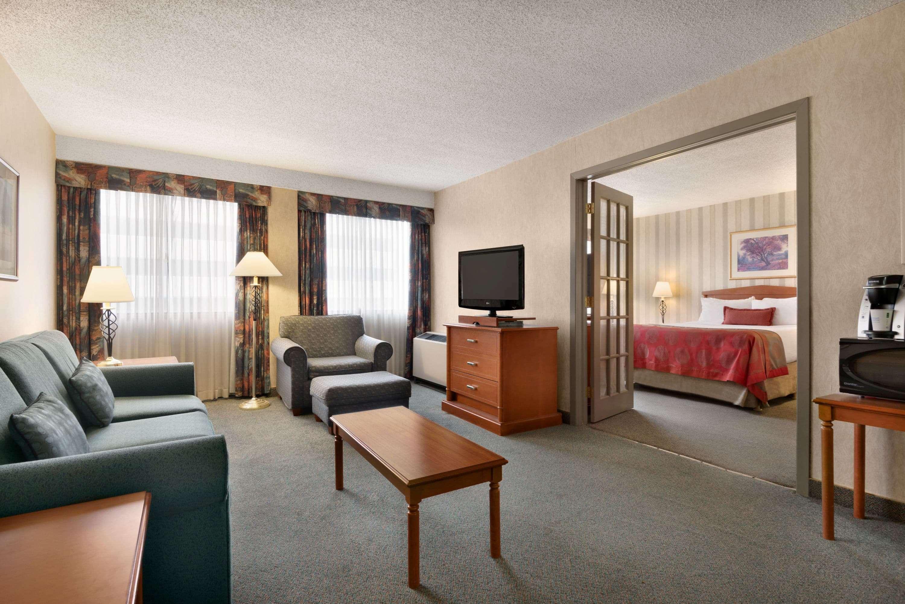 Отель Ramada Plaza By Wyndham Regina Downtown Экстерьер фото