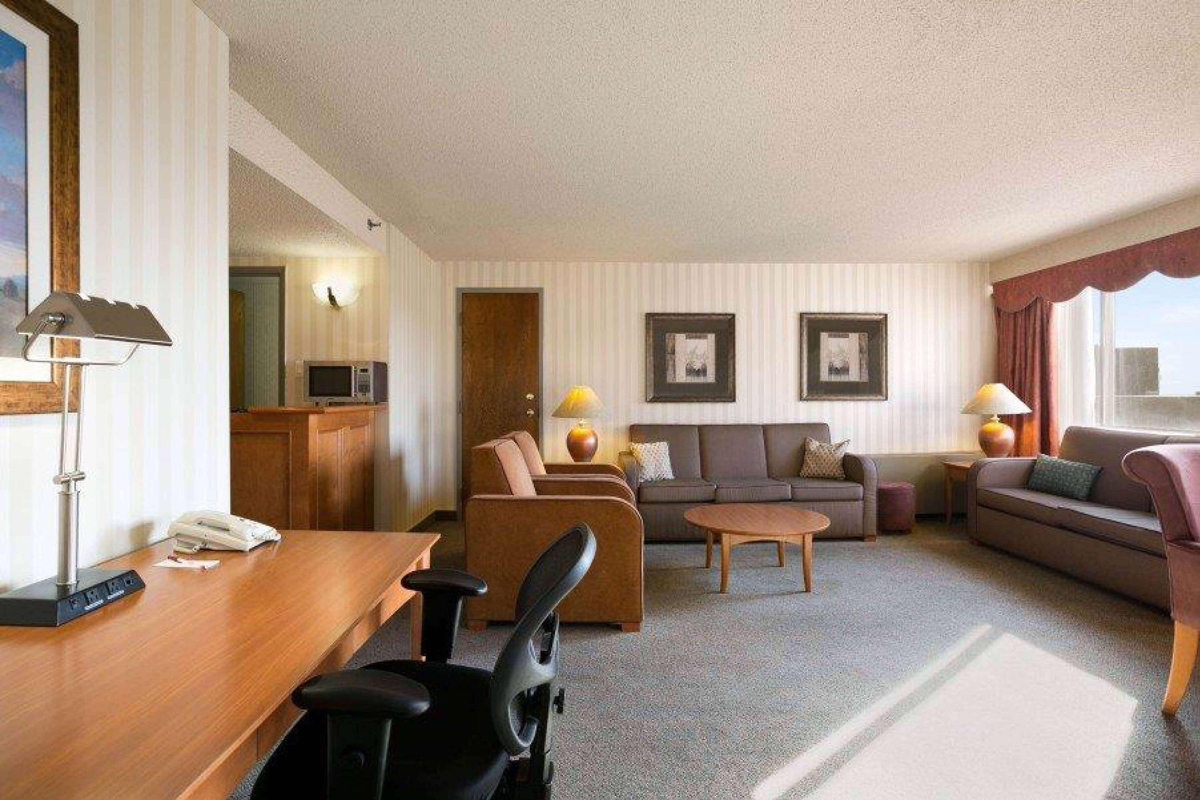 Отель Ramada Plaza By Wyndham Regina Downtown Экстерьер фото