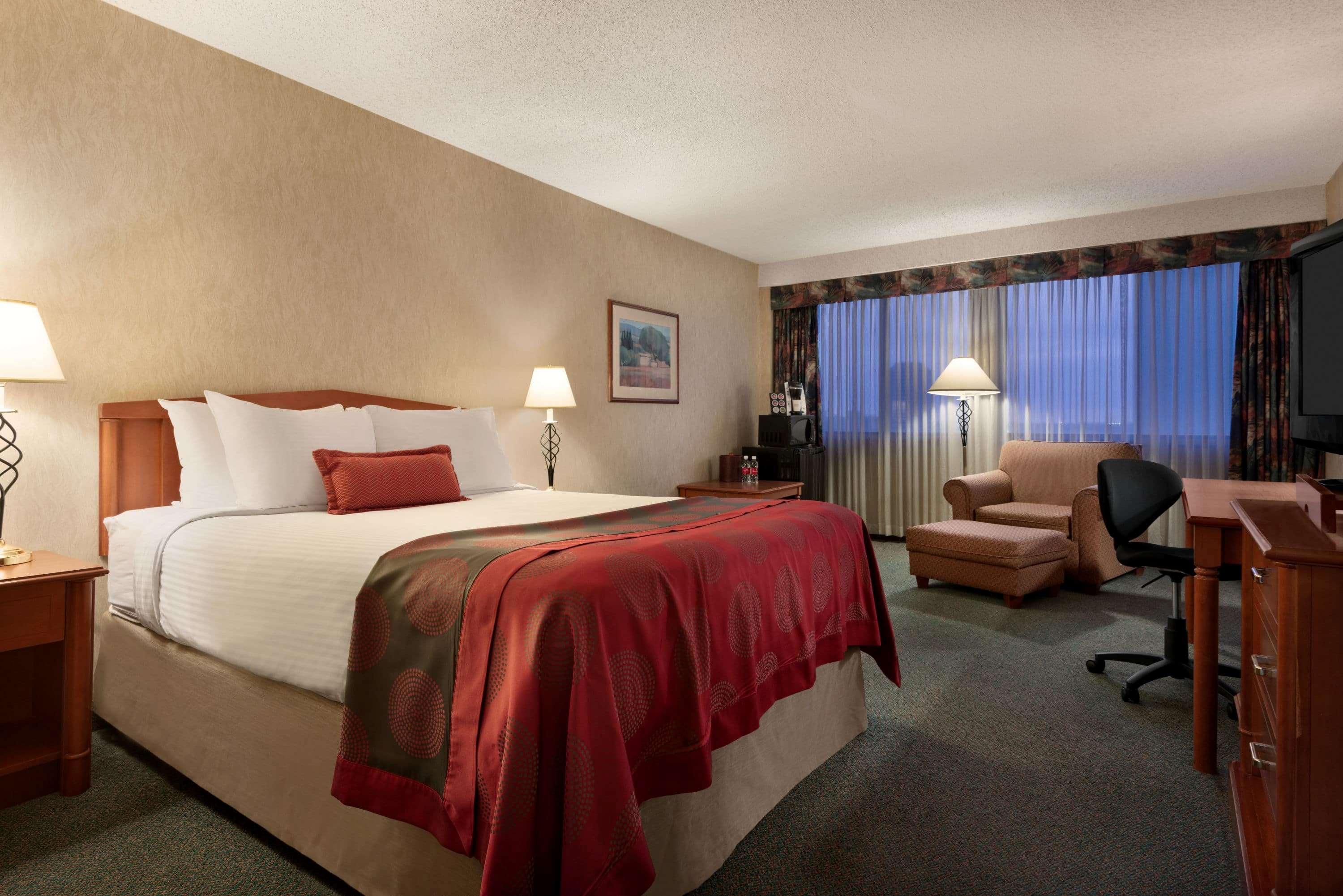 Отель Ramada Plaza By Wyndham Regina Downtown Экстерьер фото