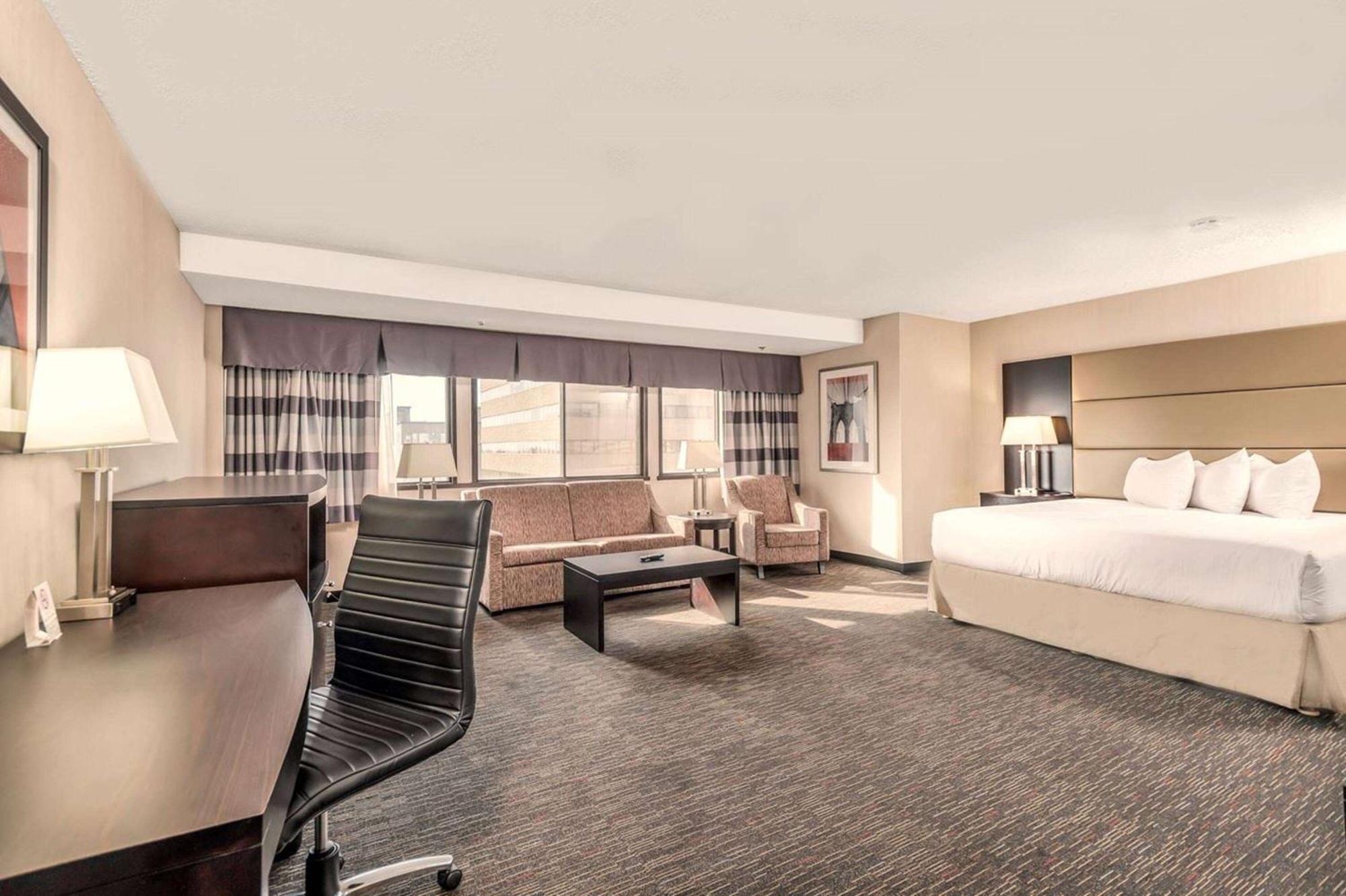 Отель Ramada Plaza By Wyndham Regina Downtown Экстерьер фото