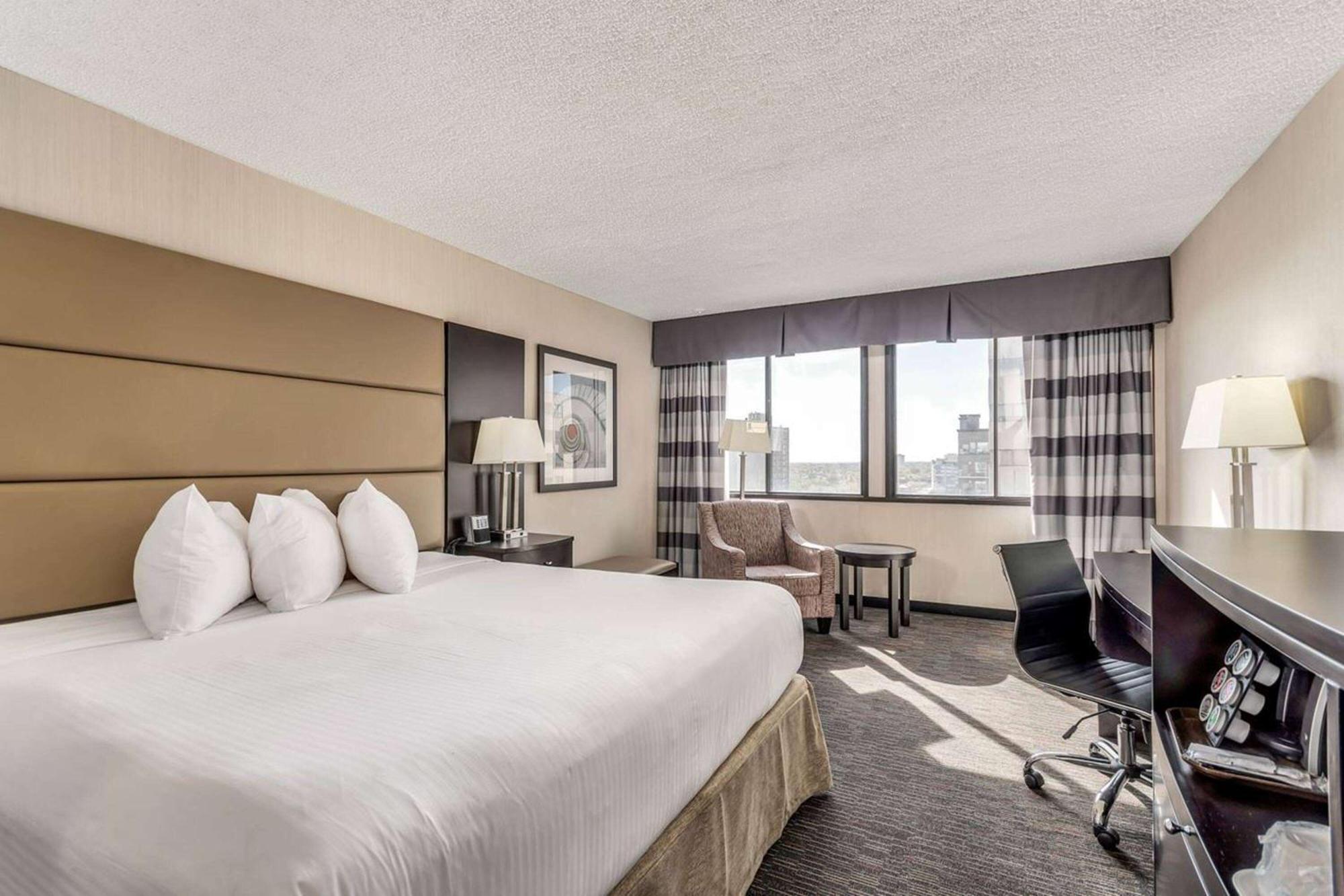 Отель Ramada Plaza By Wyndham Regina Downtown Экстерьер фото