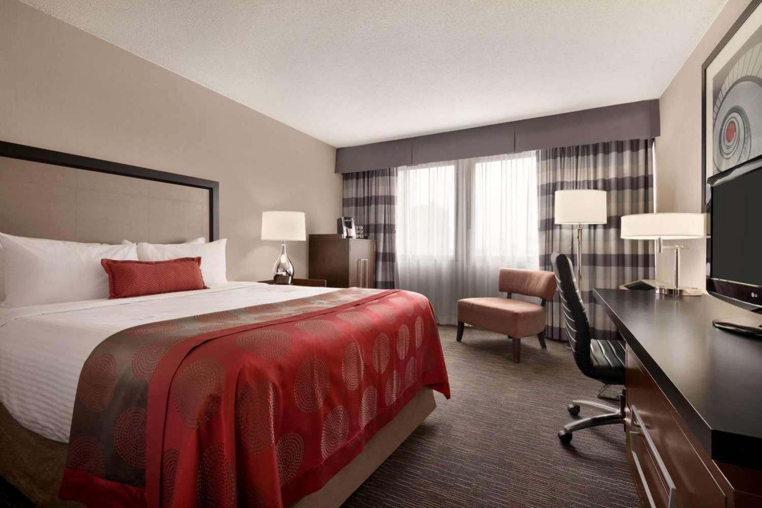 Отель Ramada Plaza By Wyndham Regina Downtown Экстерьер фото