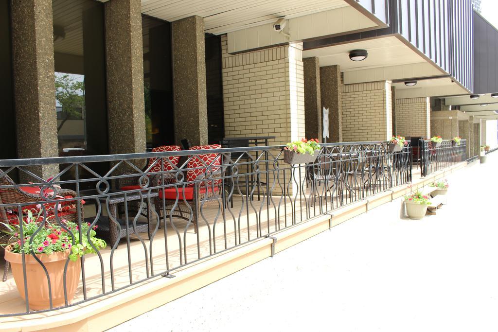 Отель Ramada Plaza By Wyndham Regina Downtown Экстерьер фото